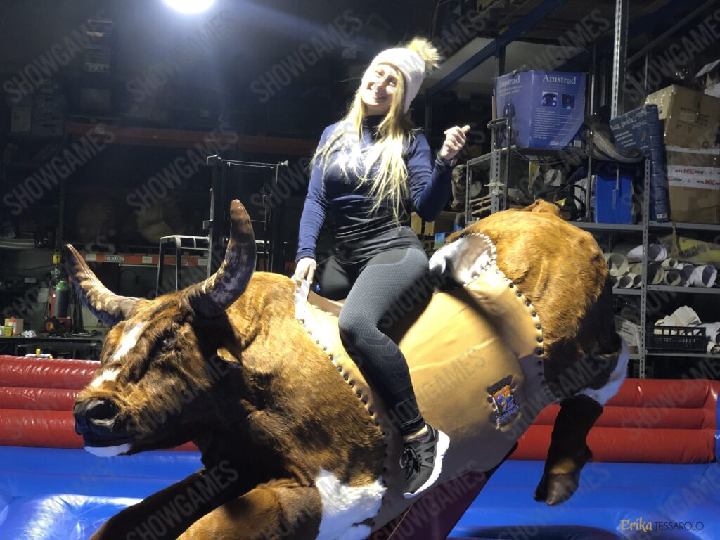 Erika Tessarolo su una Bull Riding Machine ShowGames