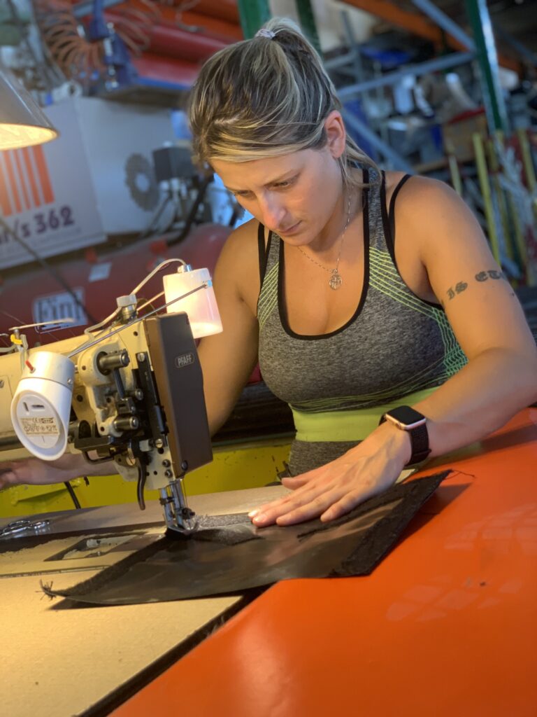 Erika Tessarolo cuce la pelle per un’attrazione meccanica