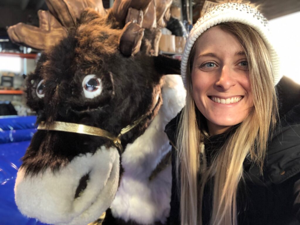 Erika Tessarolo con una Bull Riding Machine ShowGames realizzata artigianalmente