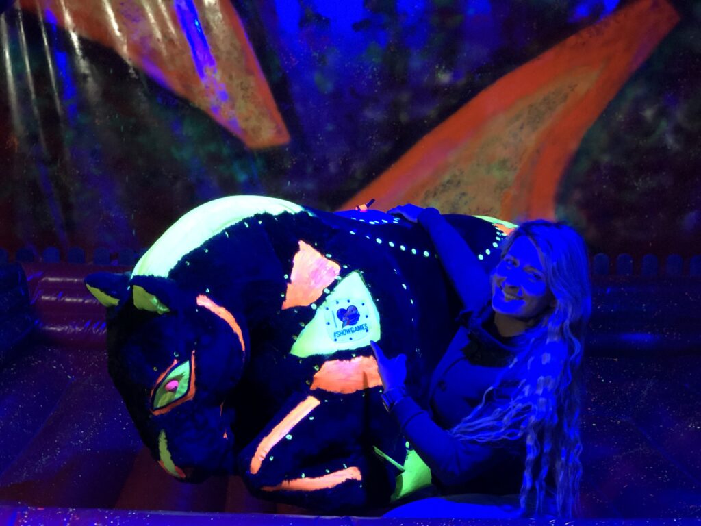 Bull Riding Machine ShowGames personalizzata con dettagli luminosi